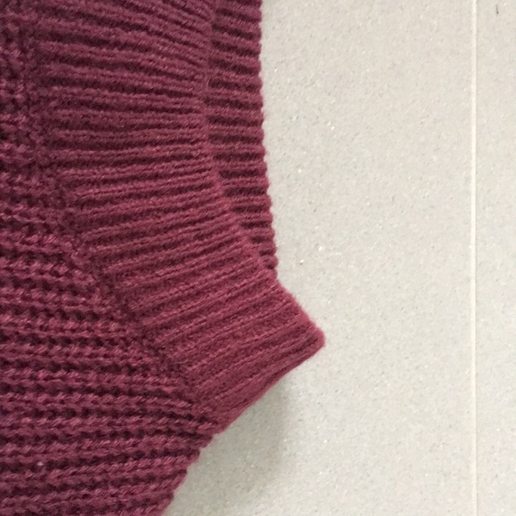 Red and white turtle neck - Picture 3 of 5